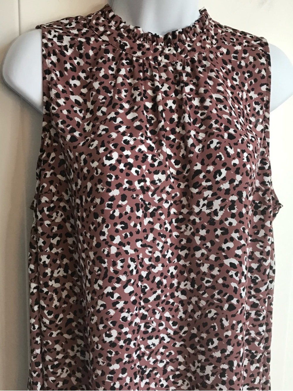 🔴 4/$15 torrid Women’s L Mauve Black Animal Spot Ruffle Mock Neck Tank Top EUC - Picture 7 of 16